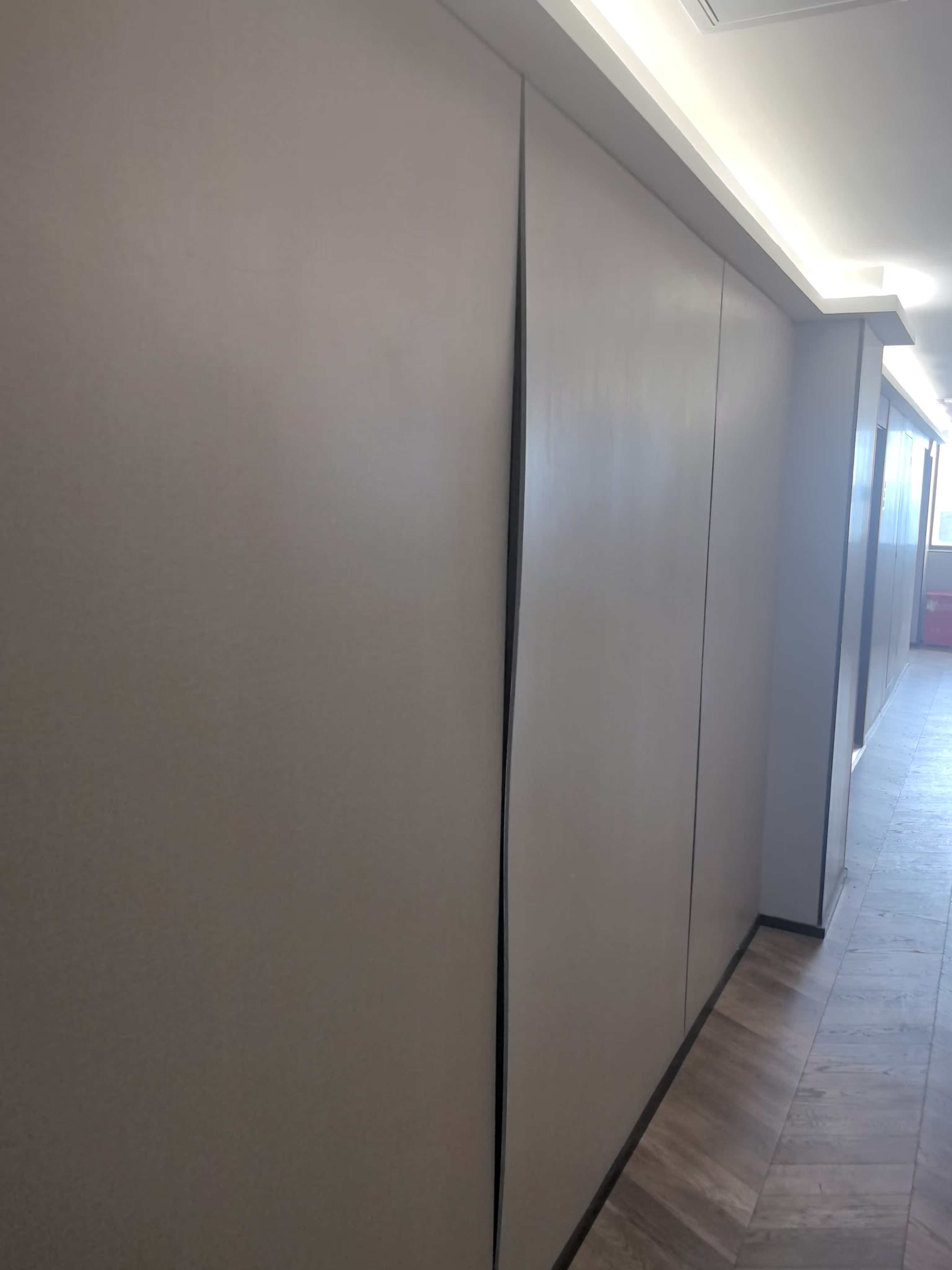 酒店长过道墙板板面波浪变形起拱实拍